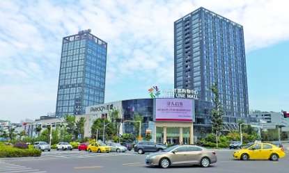 男子重金打巨幅户外广告 不是求婚是找同学