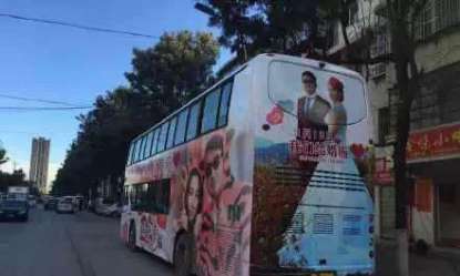 双层巴士车身惊现“结婚广告”